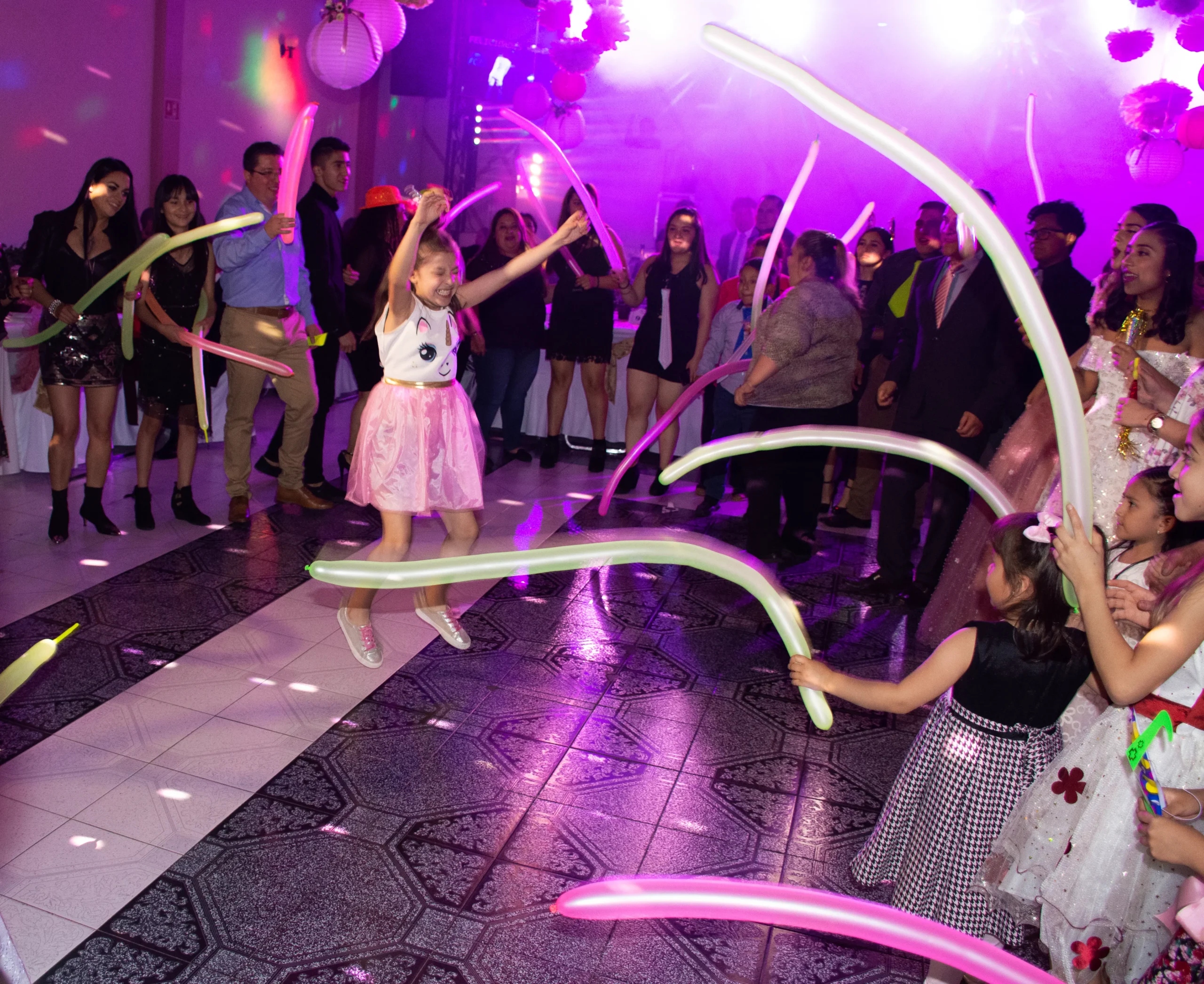Foto de personas bailando en una pista de baile