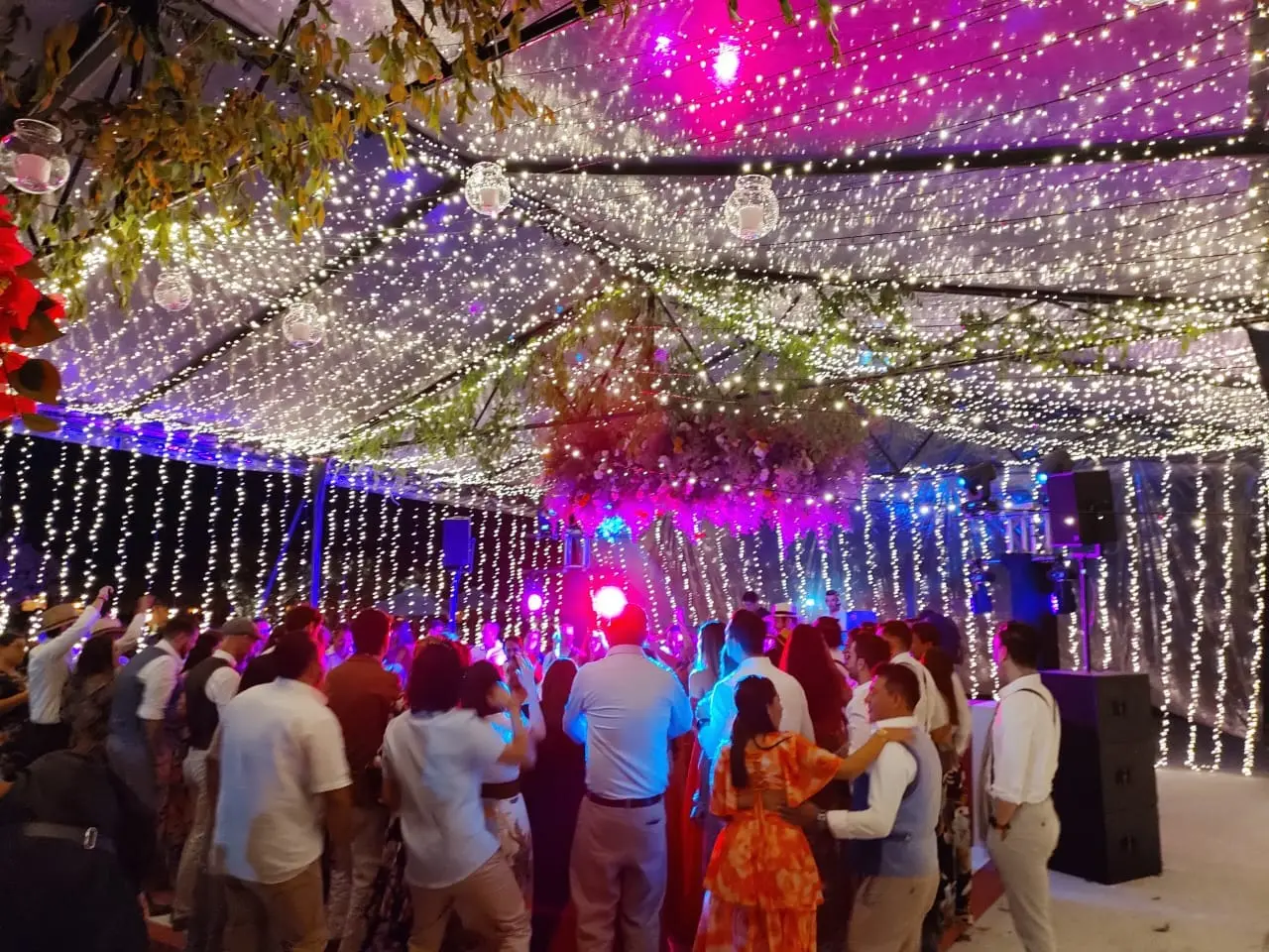 Foto de personas bailando en una pista de baile