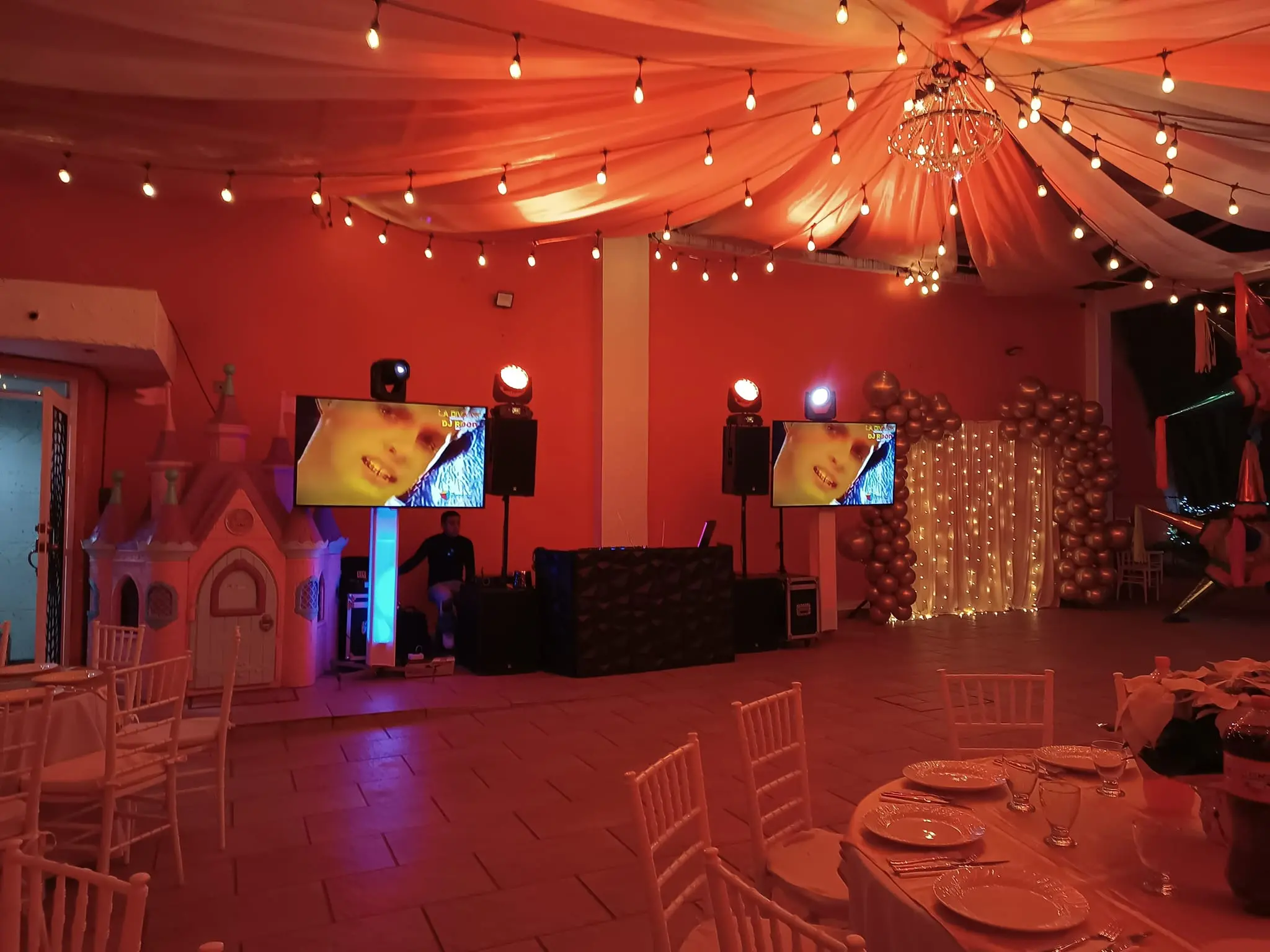 Foto de cabina de dj en un salón