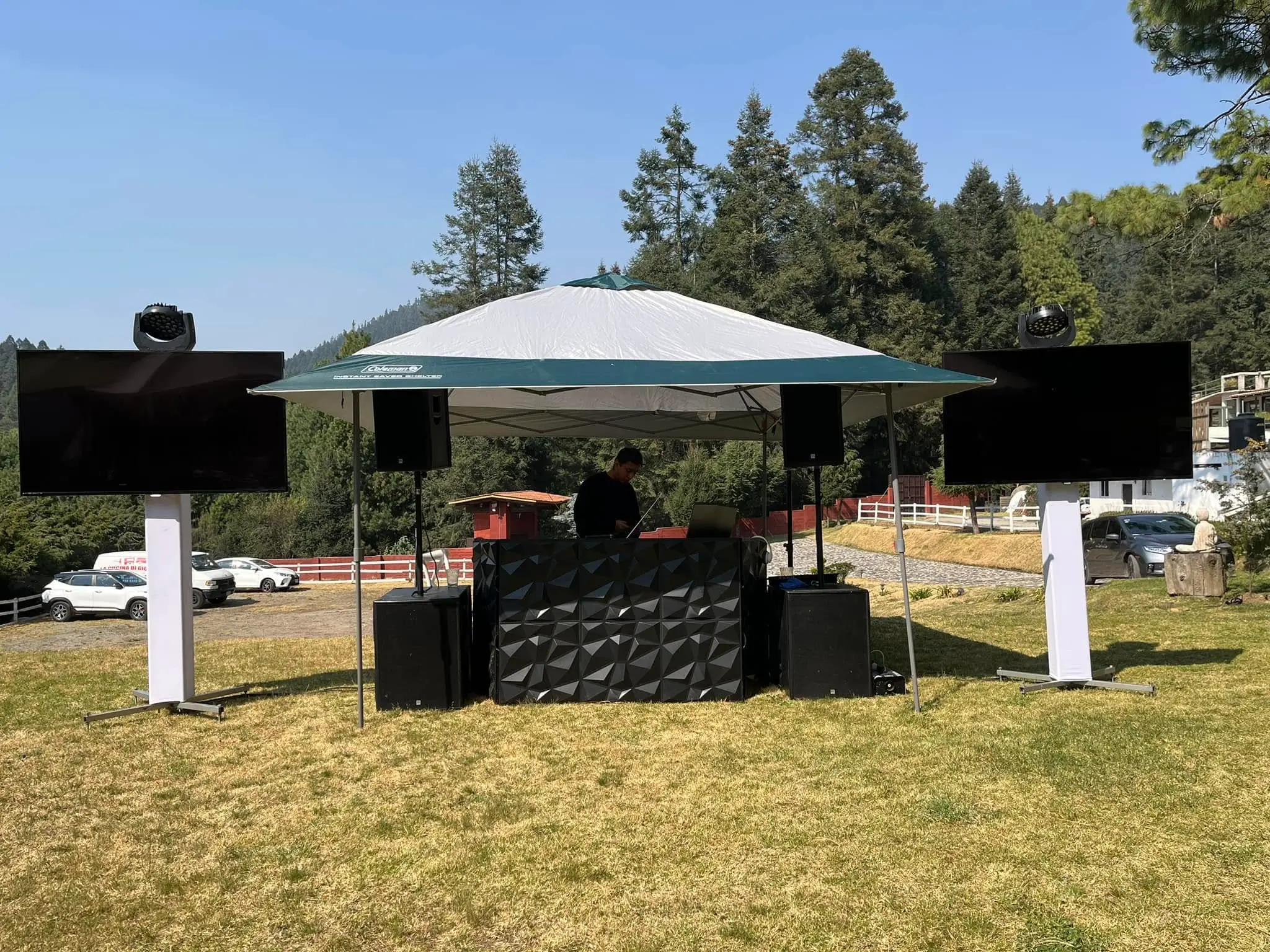 Foto de cabina de dj al aire libre